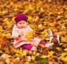 Babyfoto - Babyfotoshooting mit Herbstblätter - Babyfotograf Magdeburg